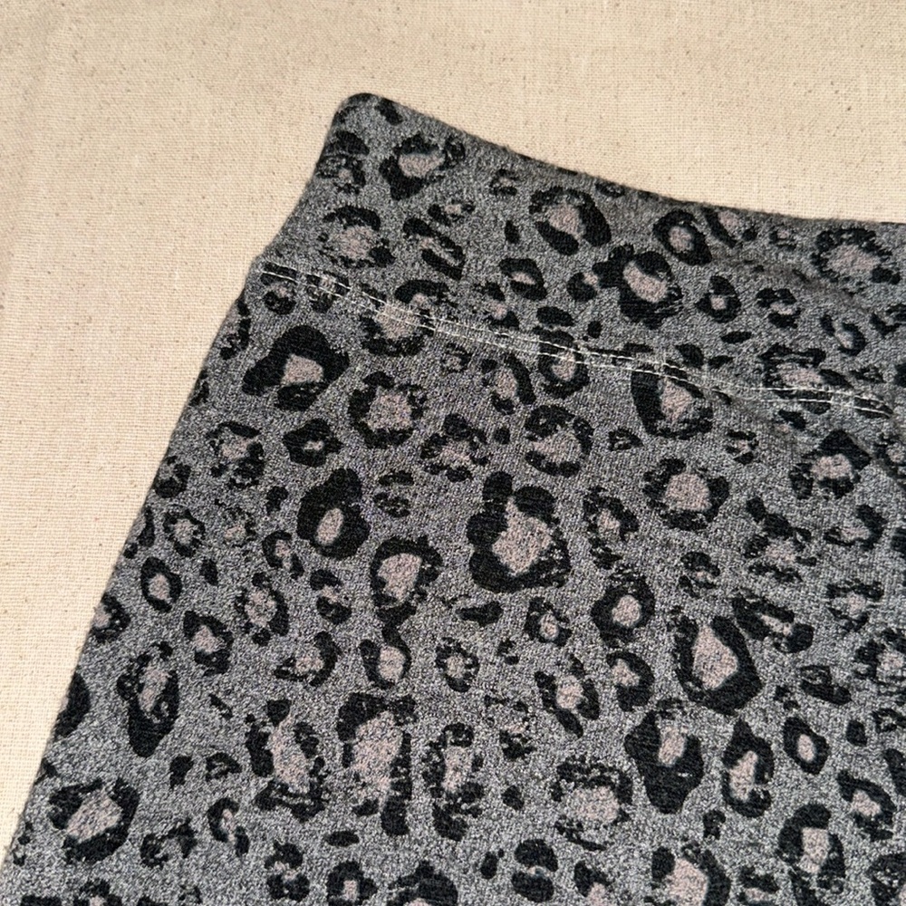 Sundry Leopard Print Super Soft Stretch Knit Loun… - image 4